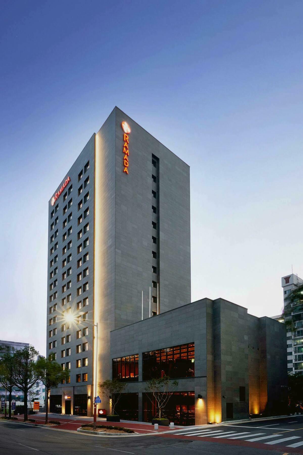 Hotel Ramada By Wyndham Gunsan Esterno foto