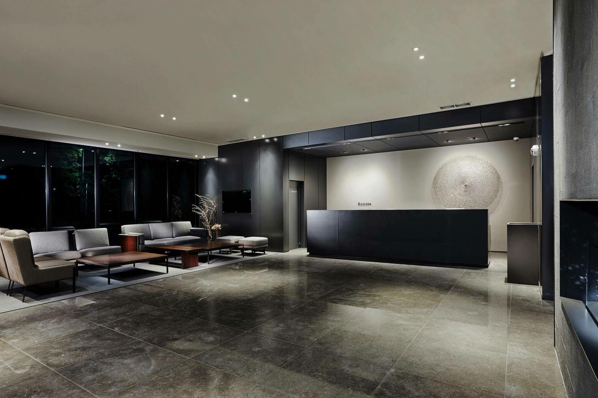 Hotel Ramada By Wyndham Gunsan Esterno foto
