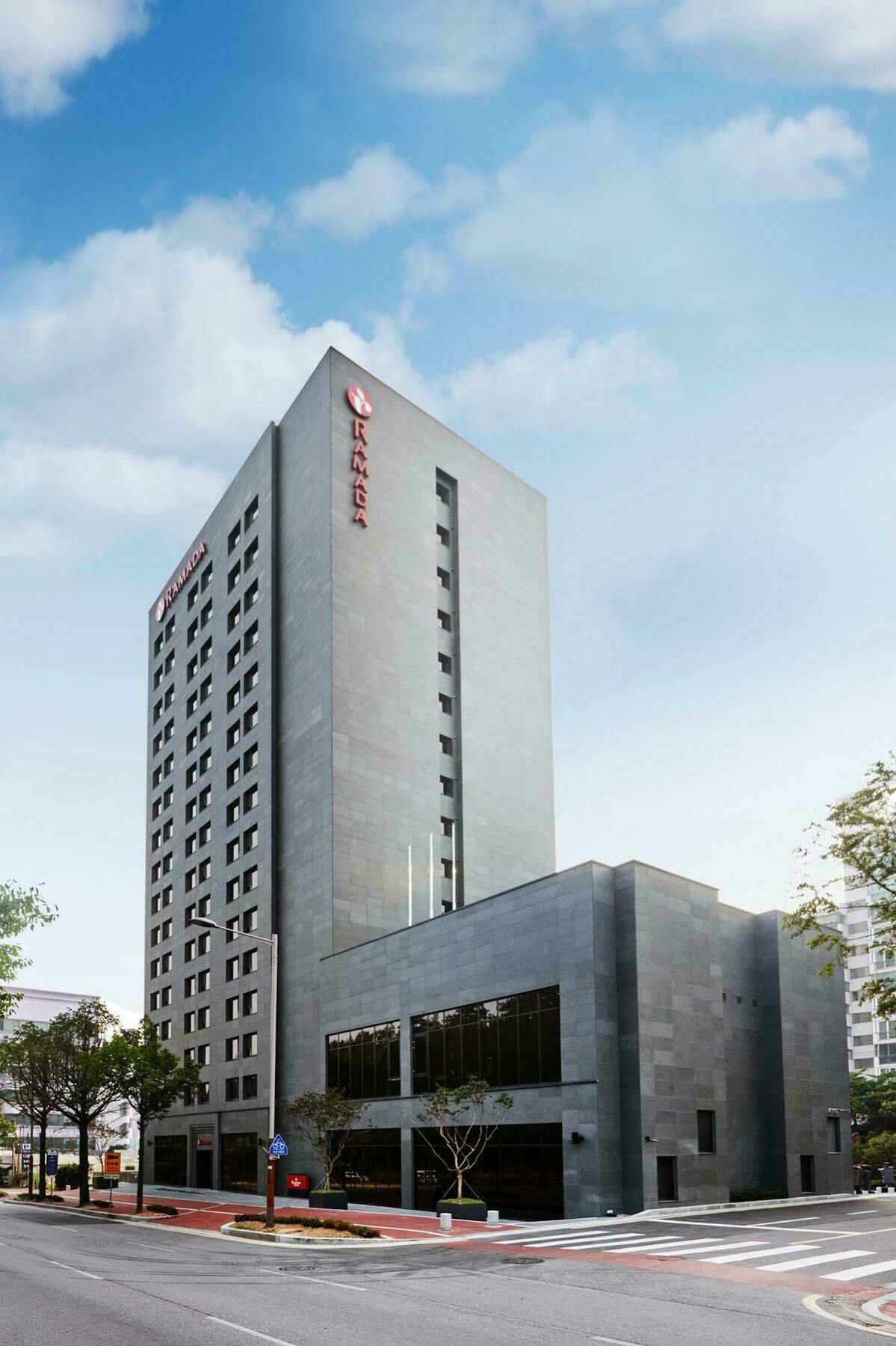 Hotel Ramada By Wyndham Gunsan Esterno foto