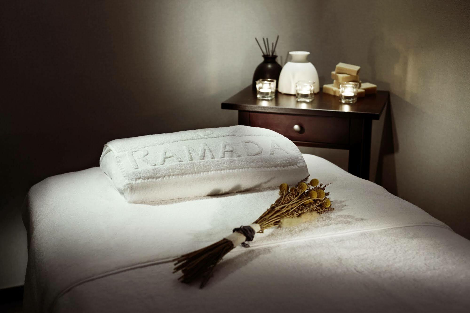 Hotel Ramada By Wyndham Gunsan Esterno foto